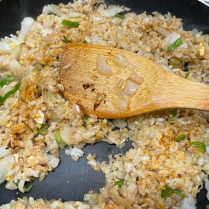 仕上げのごま油が美味しいチャーハン